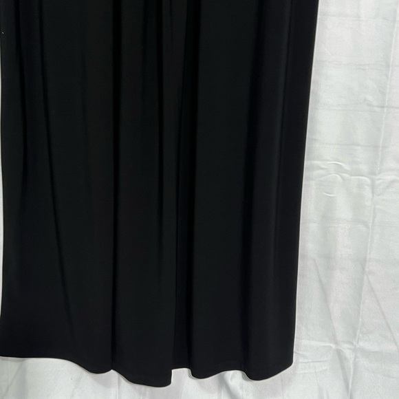 Chic Black Maxi Dress with Flowing Silhouette - Picture 3 of 11